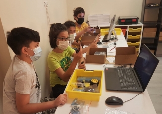 Bucalı gençler yaz tatilinde robotik kodlama öğreniyor
