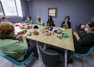 Buca’da açılan amigurumi kursları kadınları hayata bağlıyor