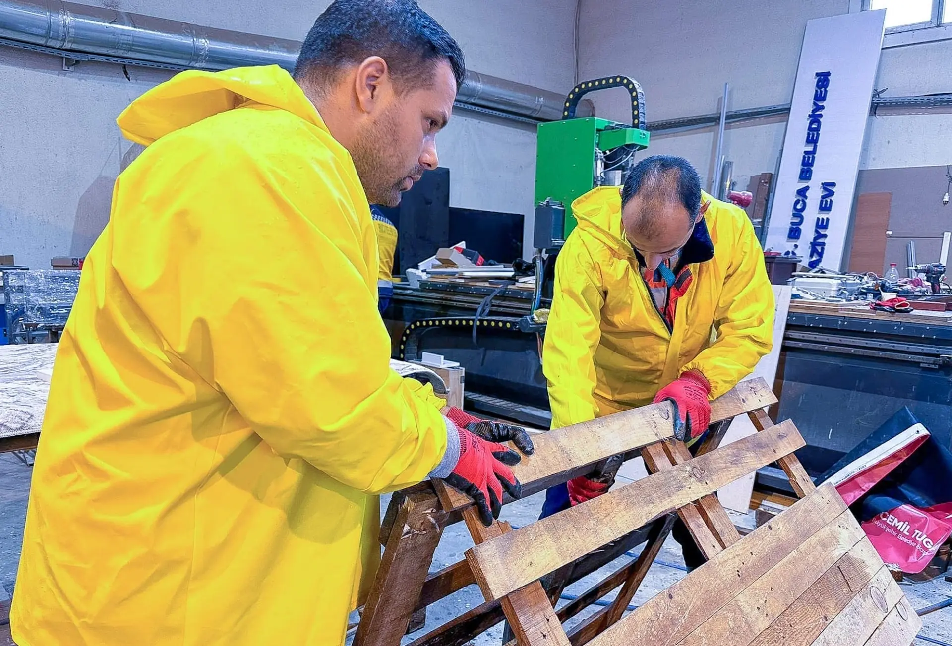Buca’da Atık Malzemeler Sokak Hayvanları İçin Yuvaya Dönüşüyor