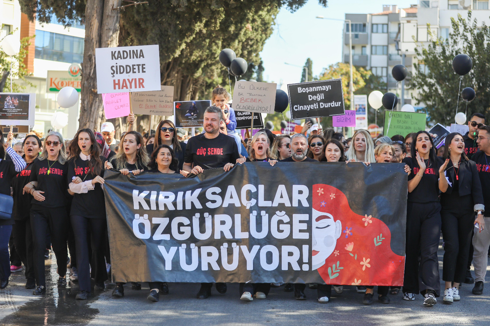 Kırık saçlar özgürlüğe Buca'da yürüdü