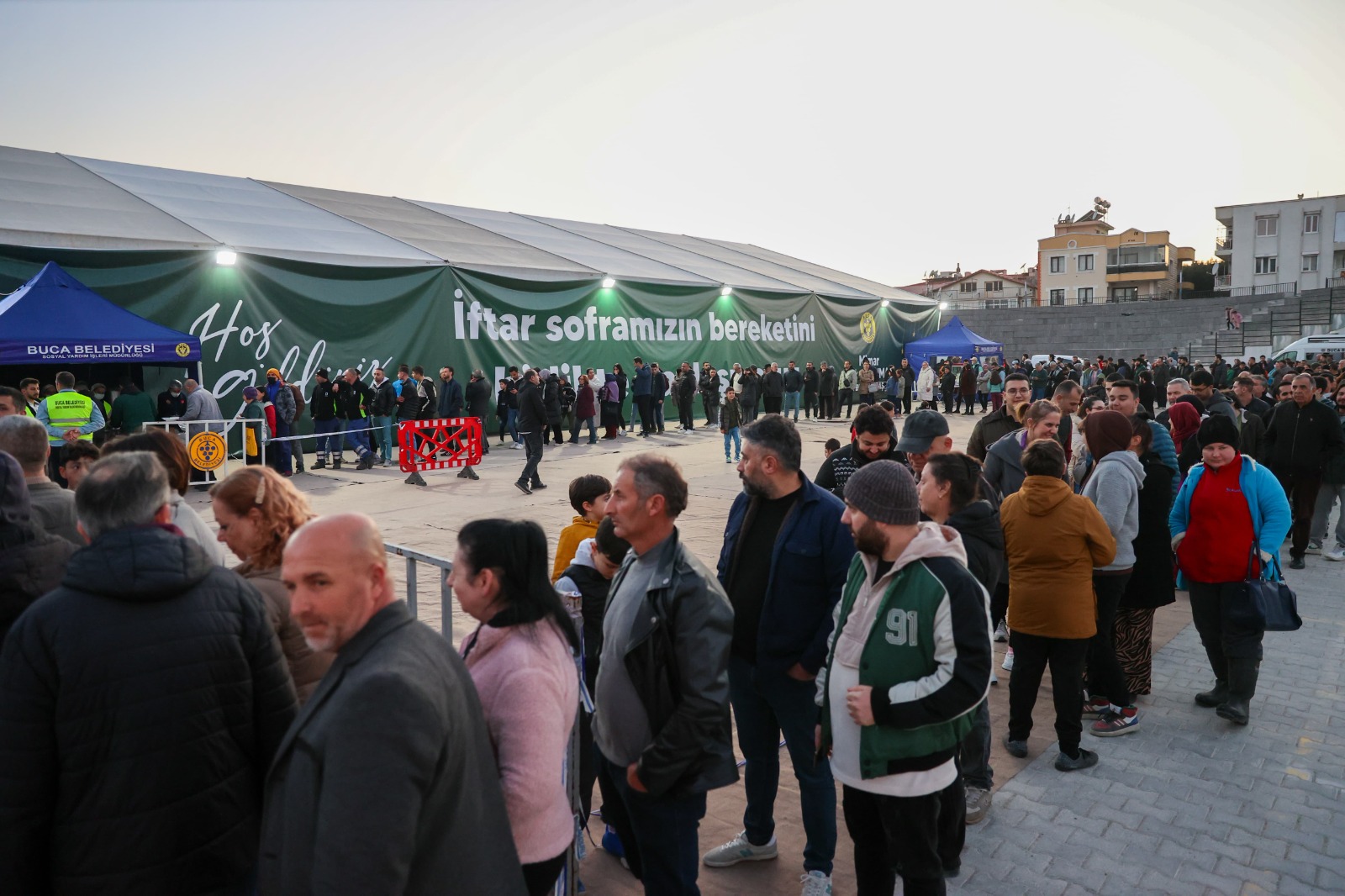 Buca Belediyesi’nin İftar Çadırına Yoğun İlgi