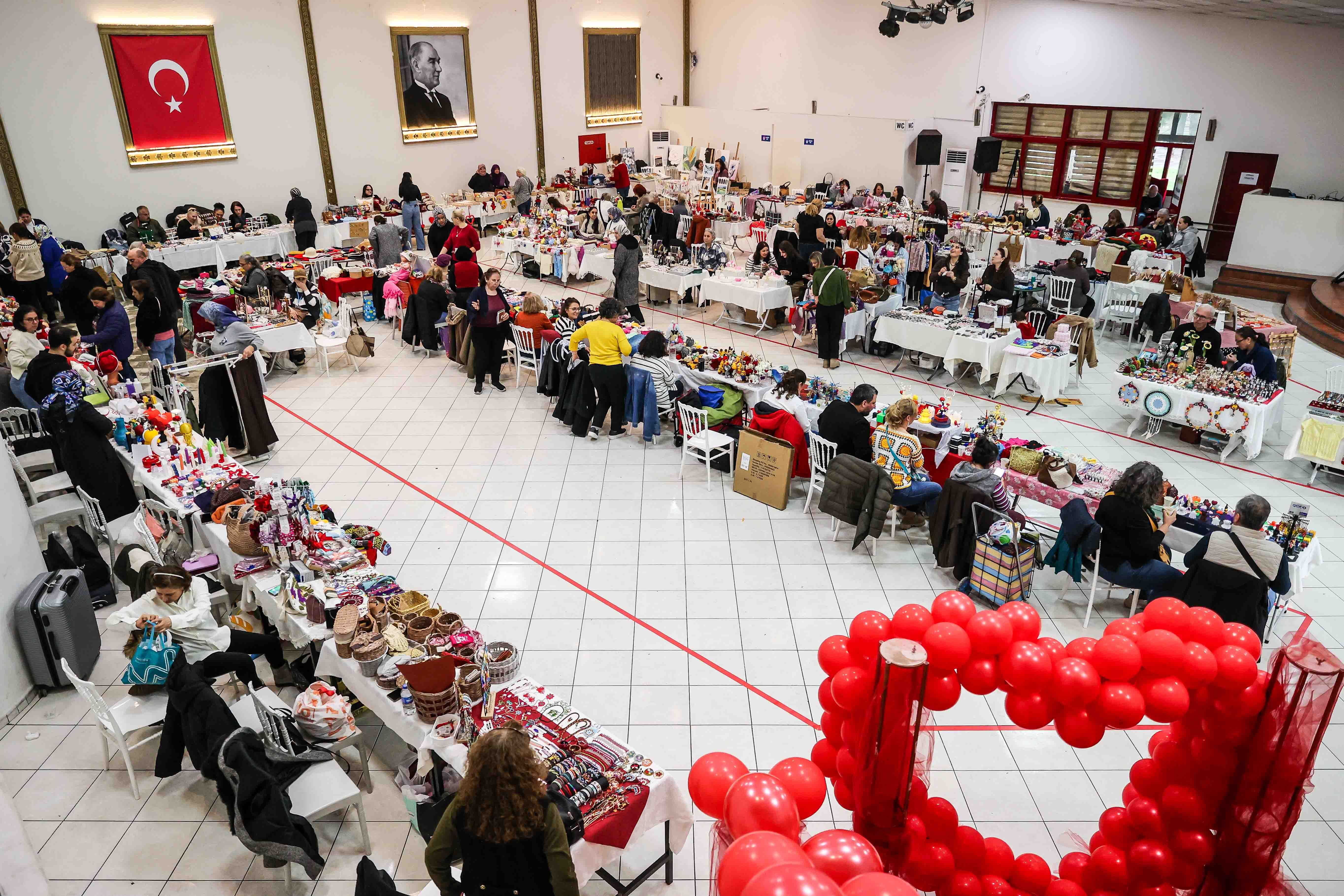 Buca Belediyesi Hediyelik Eşya Pazarı’na Yoğun İlgi