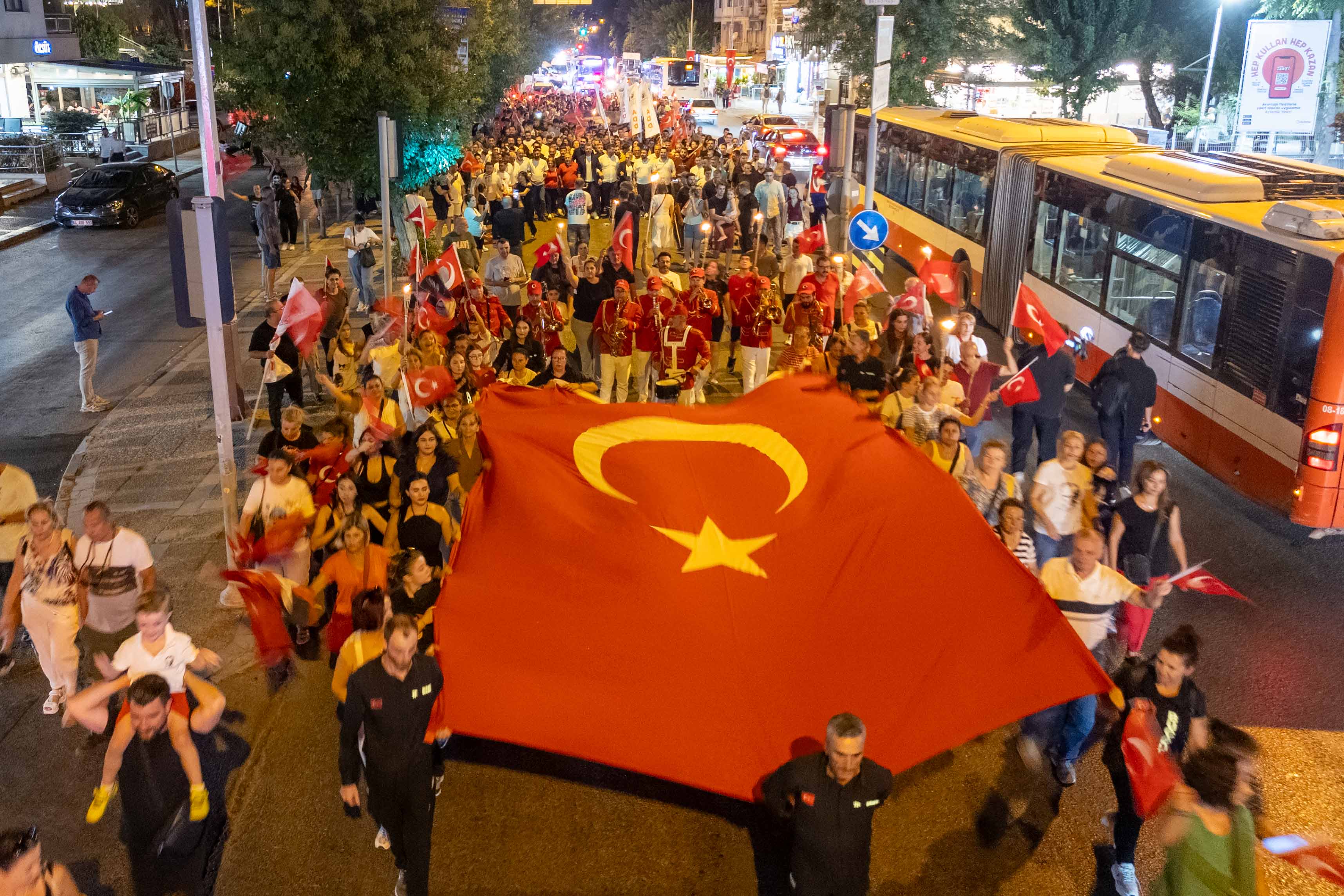 Zafer Korteji Buca’yı Aydınlattı