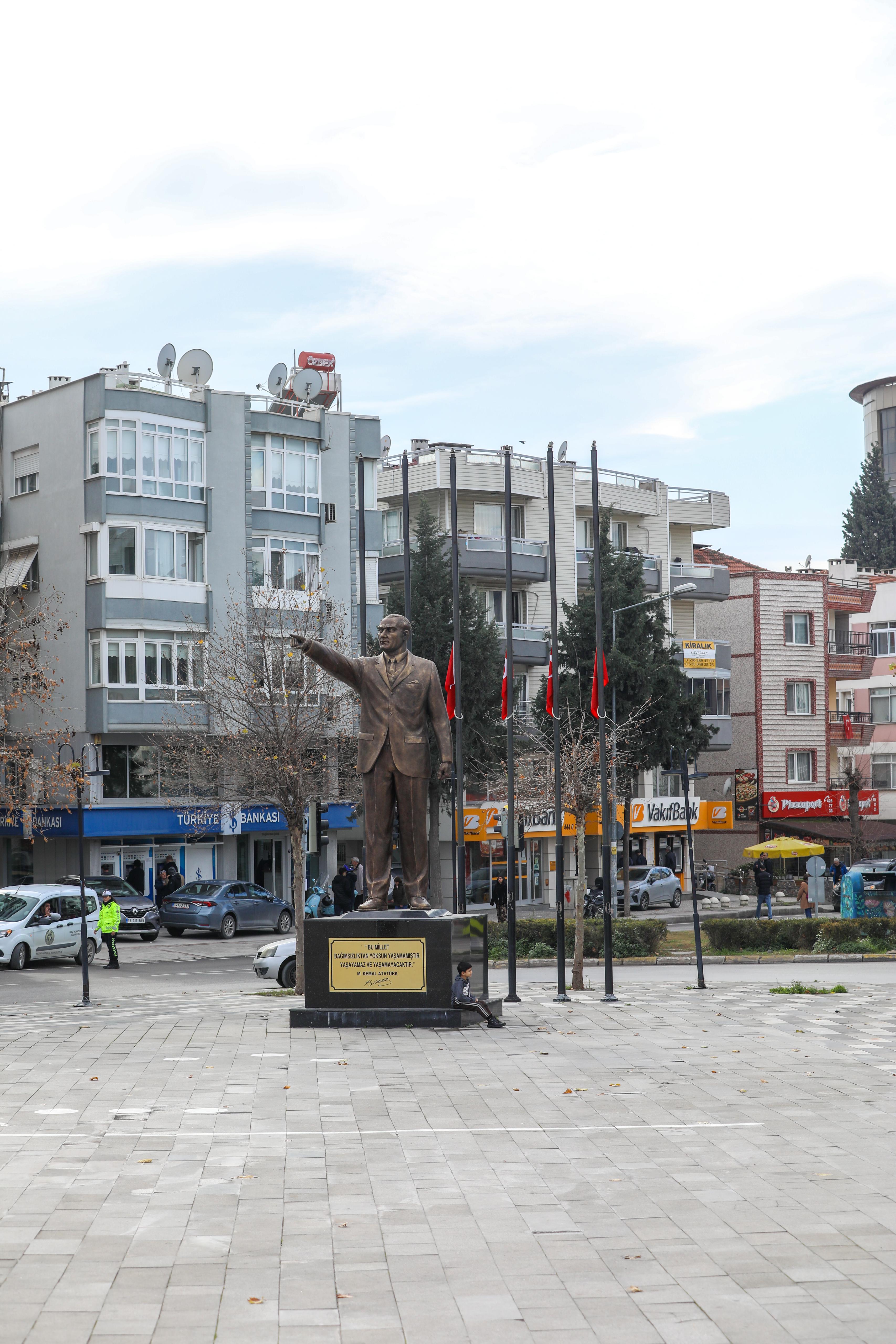 Çevik Bir Atatürk Heykeli