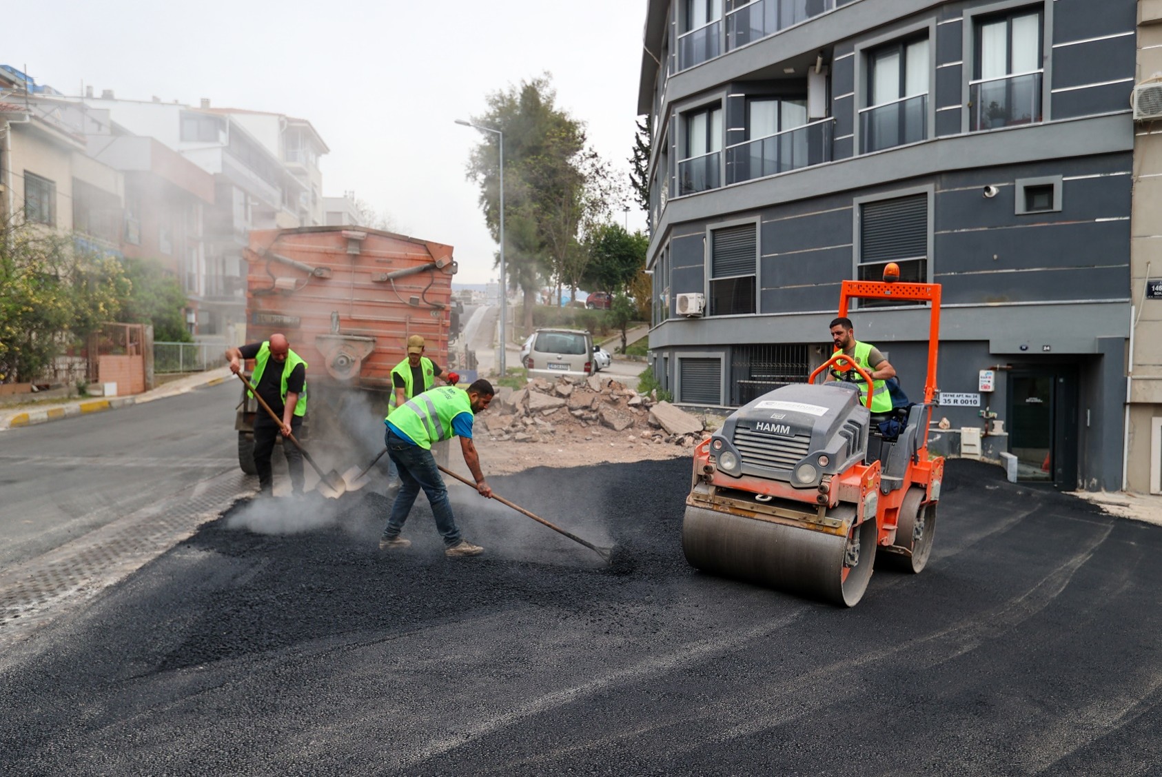 Halk Caddesi Menderes Mahallesi Serme Asfalt Çalışması